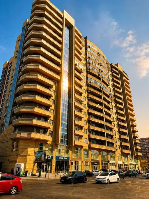 Piramida Plaza